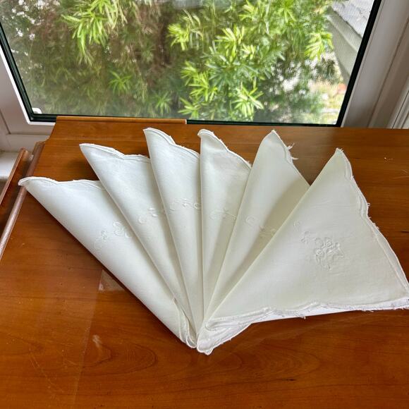 Vintage White Embroidered Cloth Napkins Set of 6 with Scalloped Edges - Picture 2 of 10